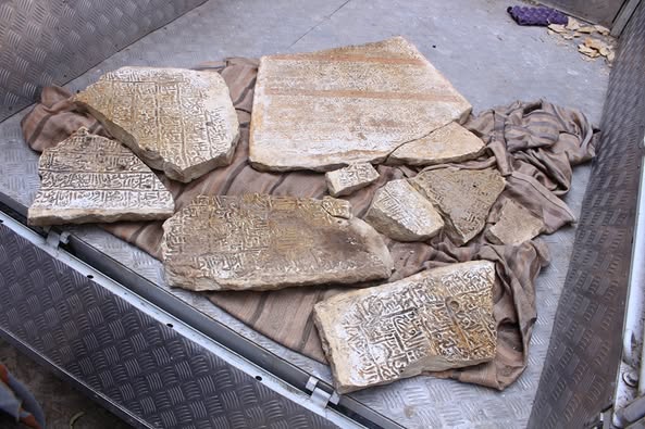 رئيس الهيئة العامة للآثار والمتاحف يتسلم شاهدي قبرين أثريين - صورة إضافية 1